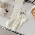 Süße College-Stil Damen Karo Schleife Mittelsocken Salatrand cremeweiß Frühlingskleidung. - Einheitsgröße / Creme