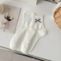 Weiße Damen-Mittelsocken mit Karoschleife, süßer College-Stil, Rüschenbündchen, Alltagsmode. - Einheitsgröße / Weiß