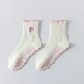 Calcetines de yoga antideslizantes para mujer con puños con volantes rosas y suela con agarre. - Letras Rosas
