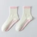 Calcetines de yoga antideslizantes para mujer con puños con volantes rosas y suela grip. - Rosa Festoneado