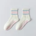 Cómodos calcetines de yoga antideslizantes con rayas rosas y azules para fitness y deporte. - Rayas gruesas rosas
