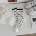Chaussettes mi-hautes rayées pour femmes avec bouton style coréen coton décontracté - Taille unique / Blanc