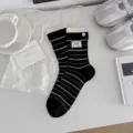 Chaussettes mi-hautes rayées pour femmes avec étiquette en tissu et bouton, style coréen décontracté. - Taille unique / Noir