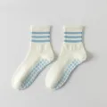 Calzini da yoga bianchi da donna con righe blu e puntini antiscivolo per il fitness. - Blu Tre Strisce