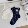 Chaussettes mi-hautes rayées et bicolores stylées avec étiquette en tissu et bouton, style coréen. - Taille unique / Bleu Marine