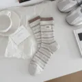Chaussettes mi-mollet élégantes à rayures colorblock pour femmes printemps été mince badge tissu - Taille unique / Gris clair