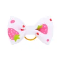 Detalle de un lazo para el pelo de cinta de falla blanca con diseño de fresas rosas - Estilo 1