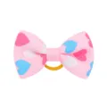 Detalle de una goma para el pelo con lazo de cinta grosgrain rosa y corazones de colores - Estilo 2