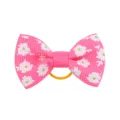 Primer plano detallado de un lazo de cinta grosgrain rosa con bonitos estampados de margaritas - Estilo 5