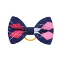 Primo piano di un fiocco per capelli in gros-grain blu con stampa a rombi rosa - Stile 8