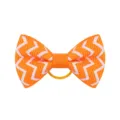 Dettaglio di fiocco per capelli arancione con motivo a zigzag bianco ed elastico - Stile 11
