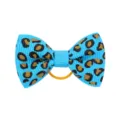 Dettaglio dell'elastico per capelli con fiocco blu in grosgrain e stampa leopardata - Stile 15