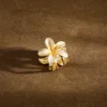 Eleganter goldener Frangipani-Blüten-Haarklammer aus Metall mit zarten cremefarbenen Blütenblättern - 2.5cm / Weiß