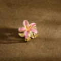 Eleganter hochwertiger rosa Plumeria-Blumen-Haarclip mit metallischem Gold-Finish - 2.5cm / Rosa