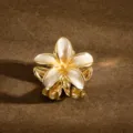 Elegante goldene Frangipani-Haarklammer mit weißen und gelben Emaille-Blütenblättern - 3.5cm / Weiß