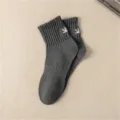 Men combed cotton mid-tube sports basketball socks with embroidered arrow, dark gray. - One Size / Dark Gray