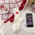 Gemütliche weiße Baumwollsocken mit roter Apfel Stickerei, bequeme Freizeitsocken für Damen. - Damen EU 34-40 / Apfel