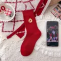 Rote bestickte Damenbaumwollsocken für Neujahrsfeiern und gemütliche festliche Alltagsmode. - Damen EU 34-40 / Goldmünze