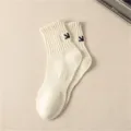 Calze da uomo a coste in cotone bianco con dettaglio di freccia ricamata nera, casual quotidiano. - Taglia unica / Beige