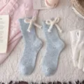 Calzini in maglia di lana azzurra con fiocco bianco, comodi caldi invernali carini accoglienti. - Taglia 35-39 / Blu