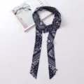 Vista dettagliata di una sciarpa stretta blu scuro con motivo paisley, elegante. - Stile Stampato (PL251008-5*190-3)