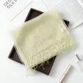Prachtige lichtgroene moerbeizijden sjaal met fijne franjes, elegante lange damessjaal. - 3-laags dip-dye zijde - lichtgeel