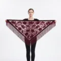 Elegante fluwelen driekhoekige sjaal voor vrouwen, bloemen jacquard design met franjes. - Wijnrood