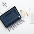 Blauwe zijden sjaal voor dames, elegante lange sjaal met franjes, lichtgewicht nekaccessoire. - 3-laags dip-dye zijde - marineblauw