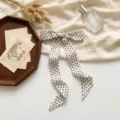 Elegante lange sjaal met polkadots als haarstrik, veelzijdige dunne halsdoek en chic hoofdbandje. - Broken Wit