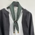Groene bedrukte smalle sjaal met houten kralen, elegante halsaccessoire voor dames. - Groene bloemenprint