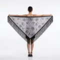 Vrouwen driehoekige sjaal met bloemen jacquard en franjes achteraanzicht studio - Grijs