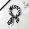 Zwart-witte zijden vierkante sjaal met bloemenprint, veelzijdig 70cm dames zomer mode accessoire. - Zwart-Witte Bloemenprint