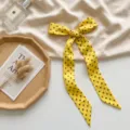 Gele gestippelde lange zijden sjaal, elegante strik haarstrik, veelzijdige halsdoek voor dames. - Geel