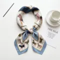 Chique 70cm zijden sjaal met elegant paarden en ketting print ontwerp voor dames mode. - 13-70-114-3