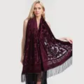 Elegante fluwelen kwastjessjaal voor dames, boho lange omslagdoek, paars winteraccessoire. - Bordeauxrood