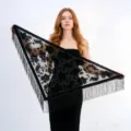 Zwarte fluwelen bloemen jacquard driehoekige sjaal doek shawl met franjes voor dames. - Zwart