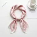 Roze bloemrijke vierkante zijden sjaal voor dames, elegante stijlvolle halsdoek accessoire. - Roze Bloemen