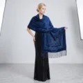 Elegante blauwe fluwelen sjaal met bloemen jacquard motief en franjes voor dames. - Kleine bloemrank - Marineblauw