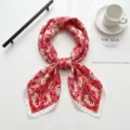 Rode bloemige zijden vierkante sjaal, elegante 70cm dames accessoire voor veelzijdige styling. - Rood en Wit Bloemen