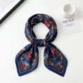 Elegantes dunkelblaues Seidentuch mit klassischem Kutschen-Druck, vielseitiges Modeaccessoire. - 13-70-114-6