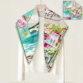Foulard carré 90 imprimé Portofino, élégant tissu sergé, accessoire de mode féminine tendance. - Sergé à chevrons 90 double face avec bords roulottés main - C906