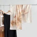 Zijden lange sjaal met elegante bloemen vlinder print, luxe beige damessjaal voor dames. - Stijl 1