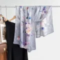 Elegante lange moerbeizijden sjaal in grijs-paars met bloemenprint, zachte damesdoek. - Stijl 4