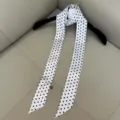 Gedetailleerd overzicht van witte stipjes skinny twilly sjaal, lichte glanzende stof. - SD140 - witte polkadots