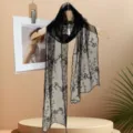 Detail van zwarte kanten bloemen geborduurde sjaal met fijn mesh stof en elegante drape. - Zwart
