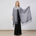Elegante scialle in morbido velluto jacquard grigio con motivo floreale e frange chic. - Piccola vite di fiori - Grigio