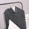 Sciarpa triangolare in lana lavorata a maglia grigio scuro da donna inverno caldo. - Grigio scuro