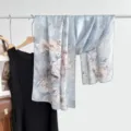 Eleganter hellblauer Seidenschal mit zartem Blumenmuster, ideal für die Damenmode. - Stil 9