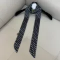 Zwarte zijden skinny sjaal met stipjes, lichte en stijlvolle halsdoek voor alle seizoenen. - SD140 - Zwarte stippen