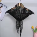 Zwarte kanten driehoekige sjaal, vintage doorschijnende mesh omslagdoek, stijlvolle hoofddoek. - Driehoekige sjaal van kant met vlinderbloemen - zwart